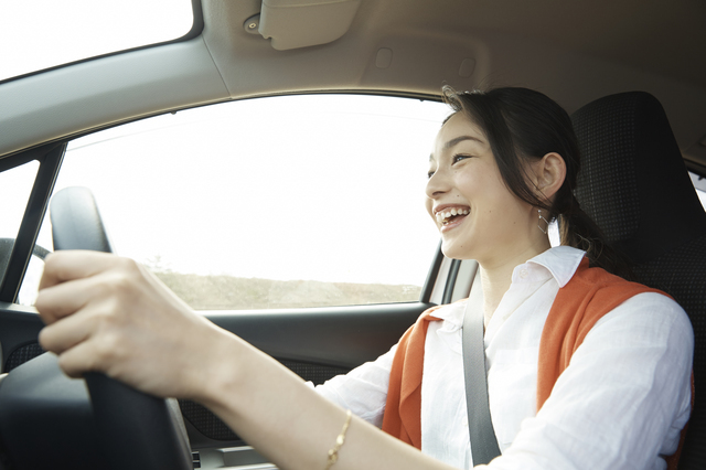 運転する女性