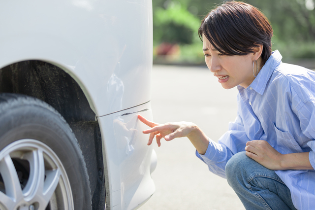 車を擦ってしまった様子