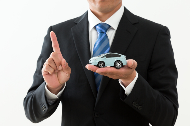 車のおもちゃを持つ女性