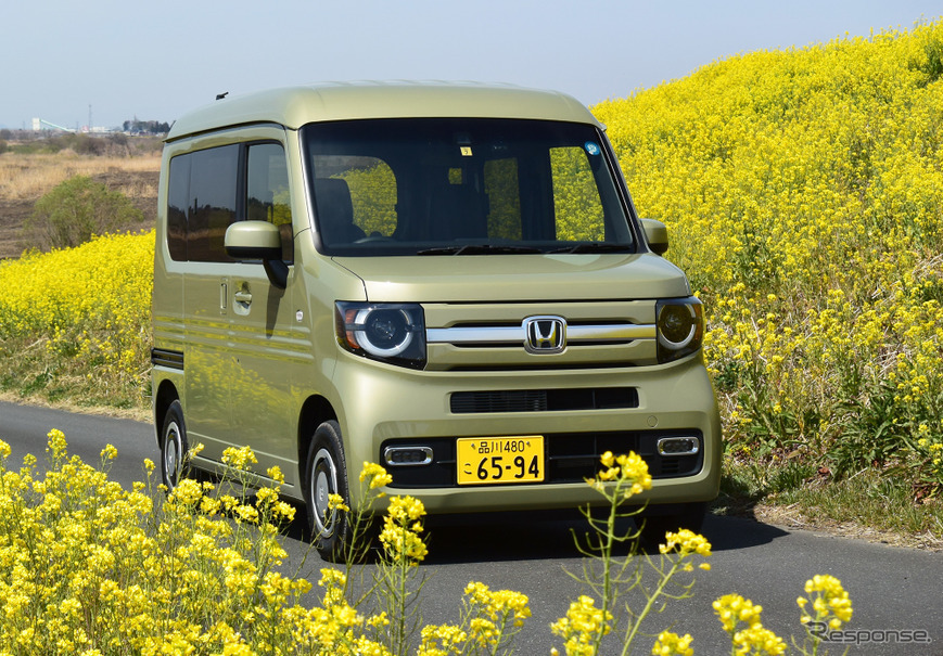 菜の花の横を走るホンダ N-VAN(ガーデングリーン・メタリック)