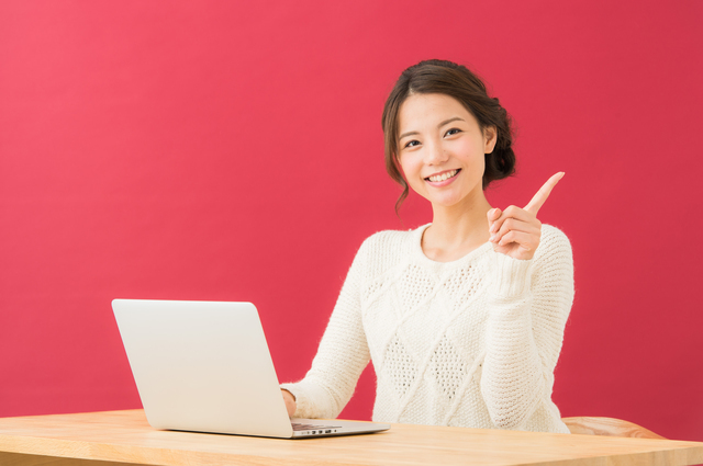 ポイント教える女性(イメージ)