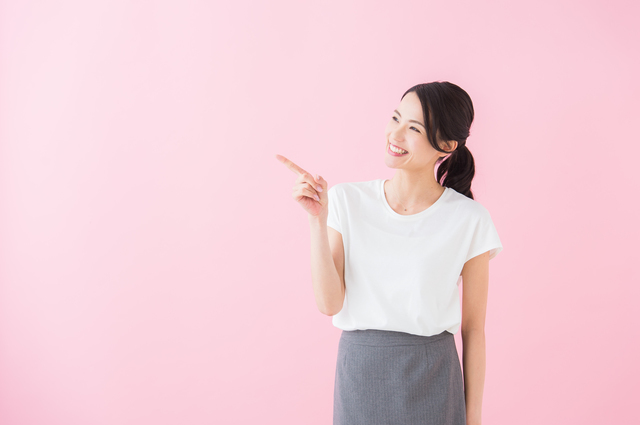ポイントを説明する女性(イメージ)