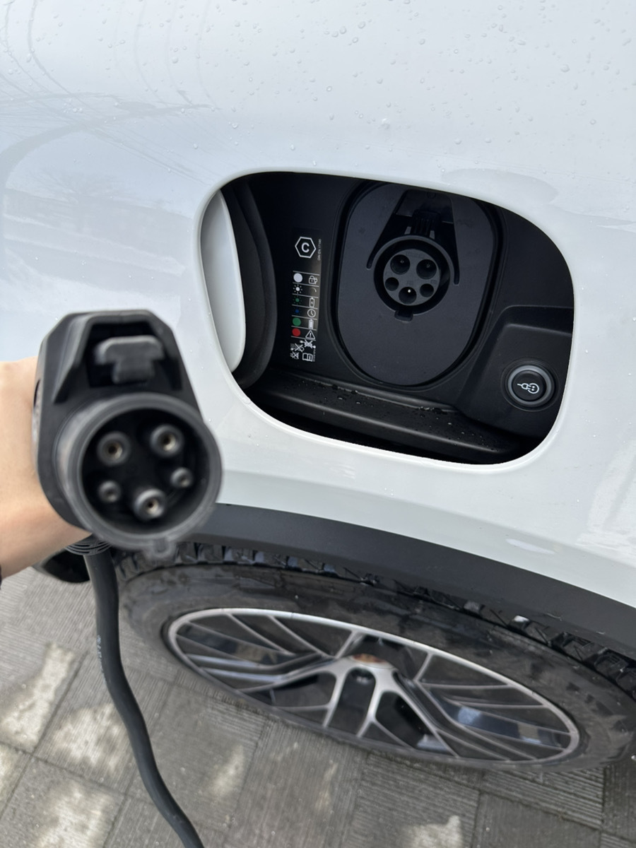 ポルシェのある生活：自宅での充電「Mobile Charger Connect」使用