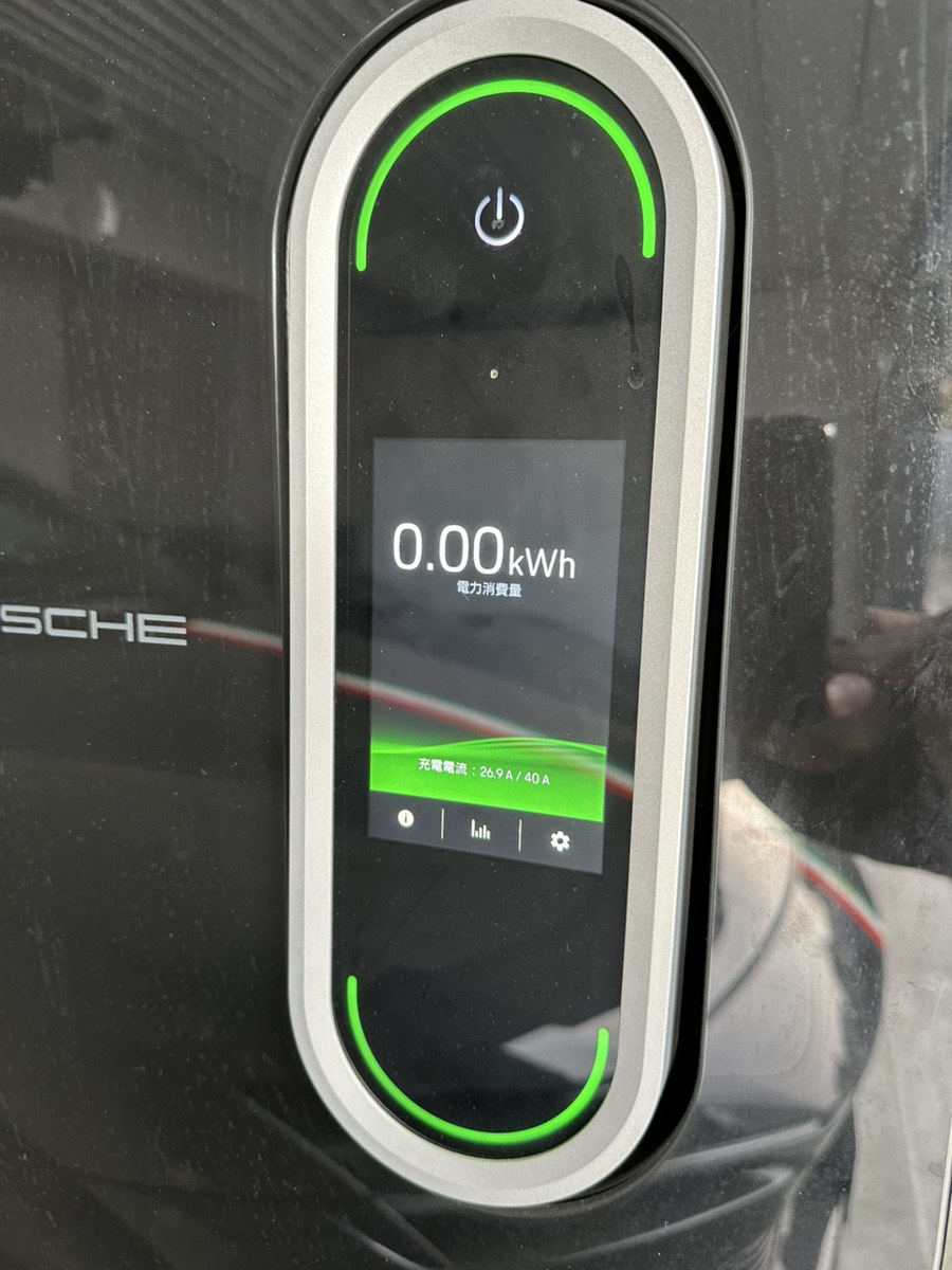 ポルシェのある生活：自宅での充電「Mobile Charger Connect」使用